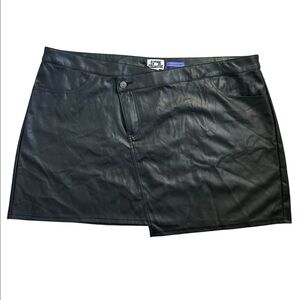 FUTURE‎ COLLECTIVE  Women’s PLUS Mini Skirt A-Line Black Vegan Leather 16/18/W